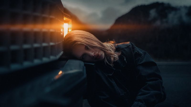 black sweater,Blå kjole,båd,bro,brown coat,lejrbål