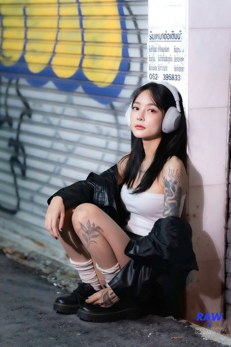 sluchátka,žena,kožená bunda,světla,noc