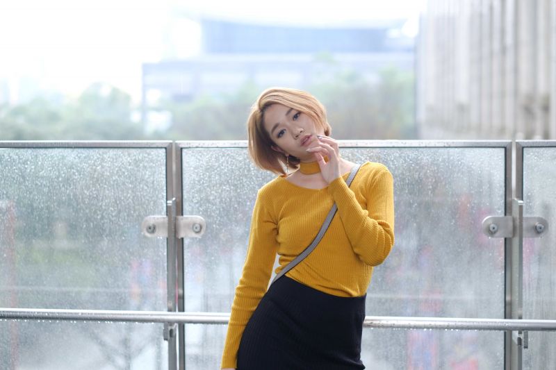 obojek,makeup,shoulder bag,žena,yellow sweater