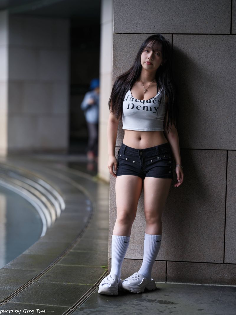 black shorts,high socks,długie włosy,trampki,kobieta