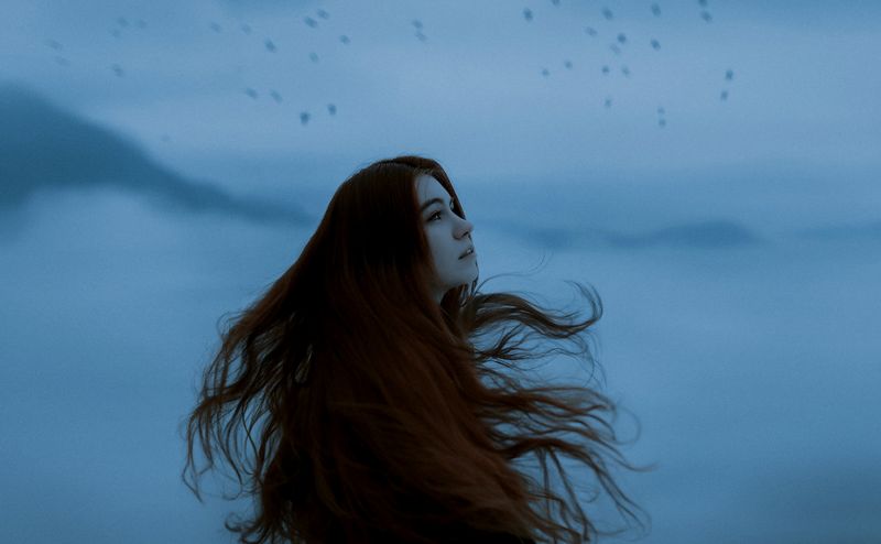 black sweater,Blå kjole,båd,bro,brown coat,lejrbål