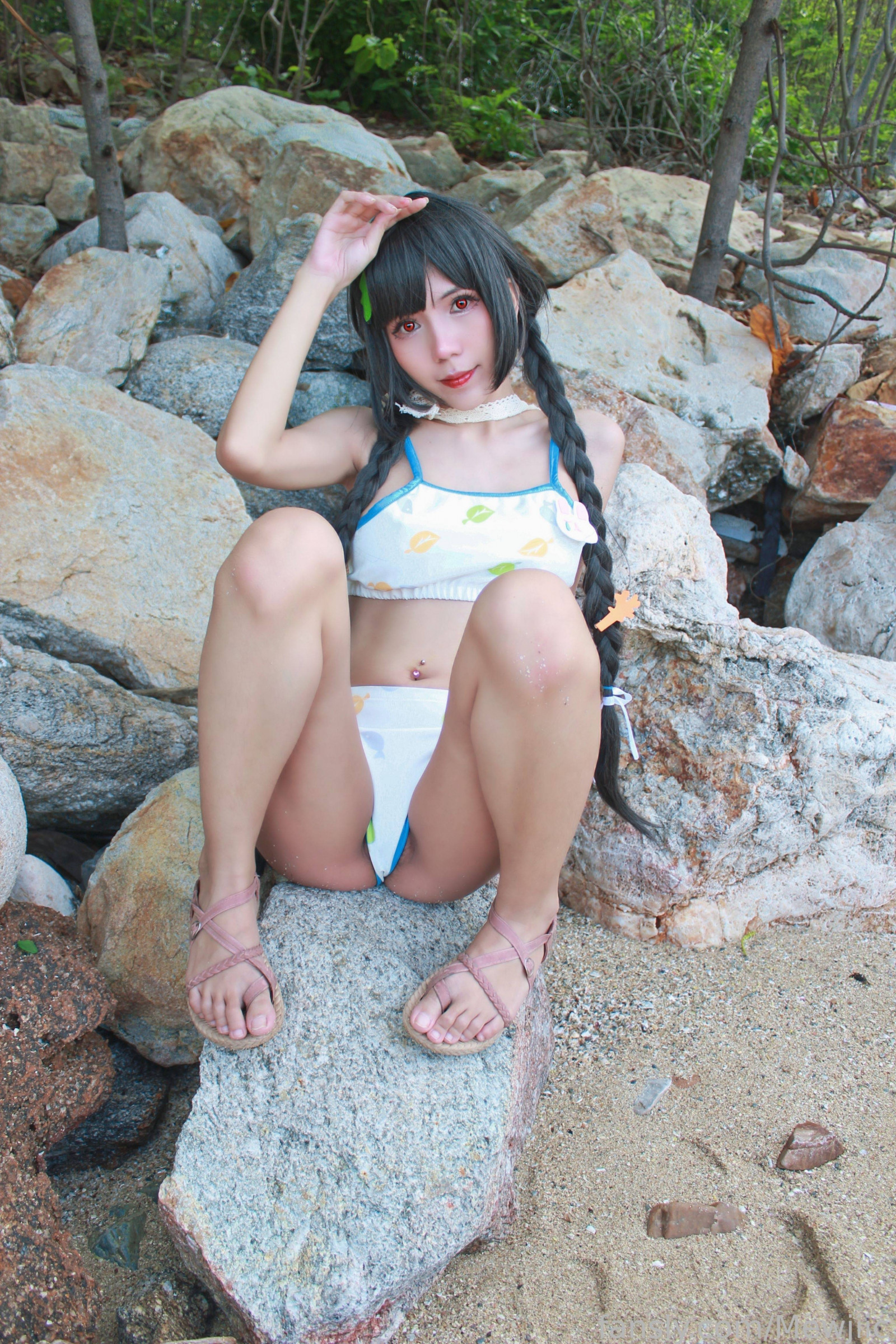 Aziatisch, strand, bikini, vlechtjes, cosplay, schattig, mode, meisje, hoed, Japans, Miyu, model-, oceaan, buitenshuis, vlechten, pose, rotsen, zand, zee, kust, kust-, kraken, stro hoed, zomer, Zonnig, badmode, water, golven, vrouw