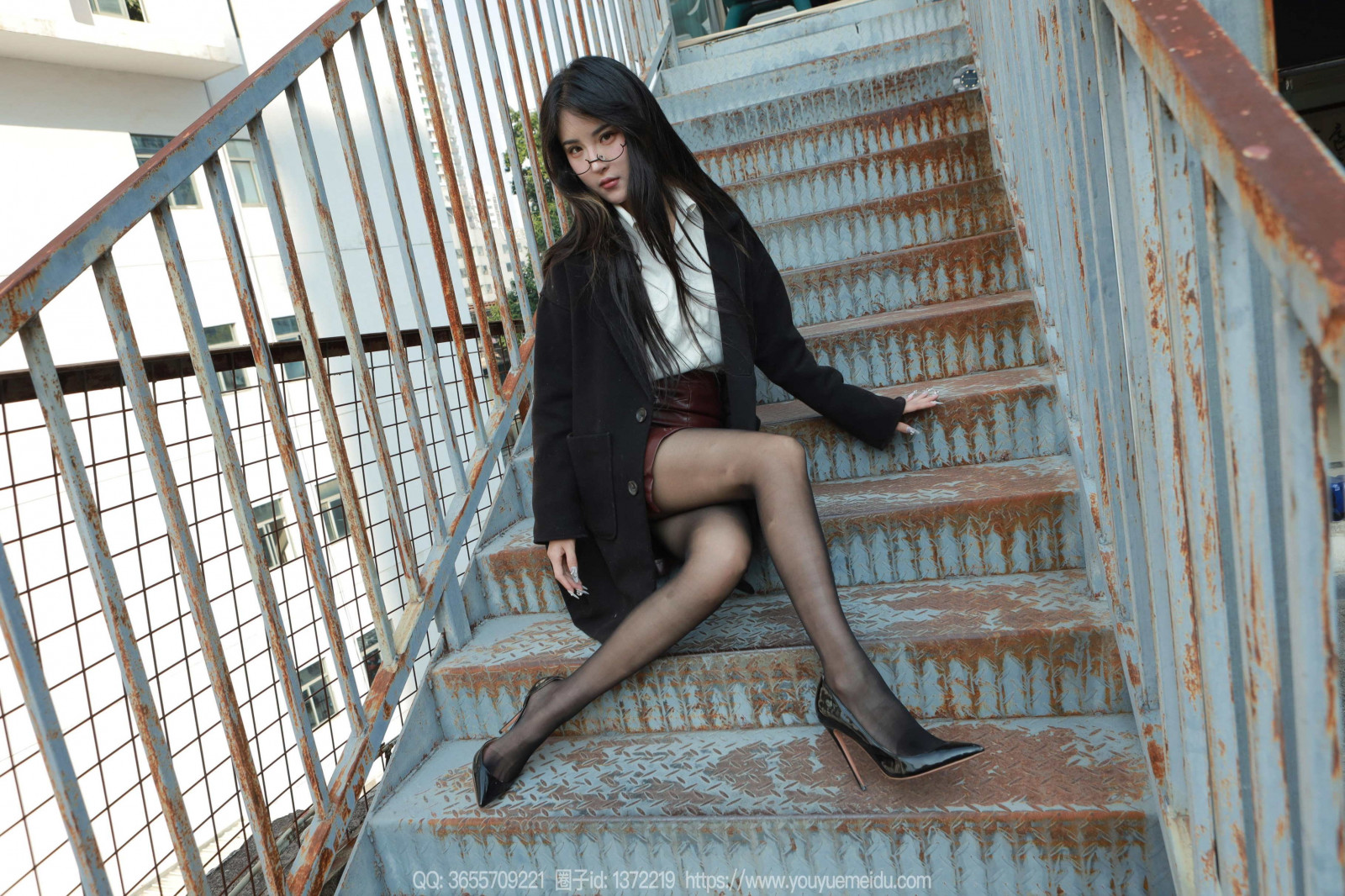 budova, kabát, plot, brýle, vysoké podpatky, LEATHER SKIRT, punčocháče, bílá košile, žena