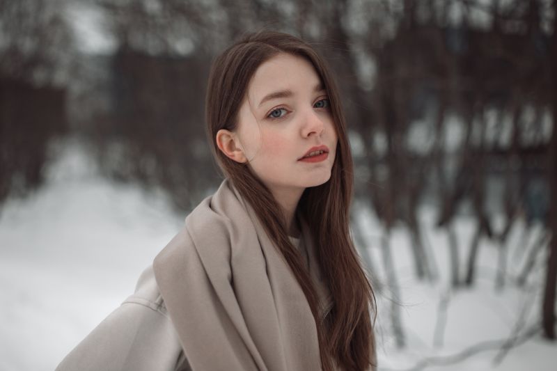 bagfra,seng,sort hat,Blå kjole,bokeh,kaukasisk