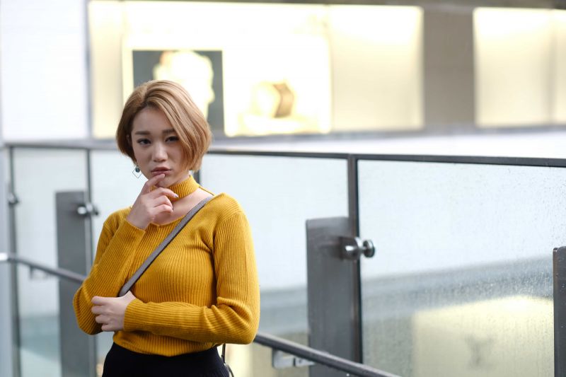 obojek,makeup,shoulder bag,žena,yellow sweater