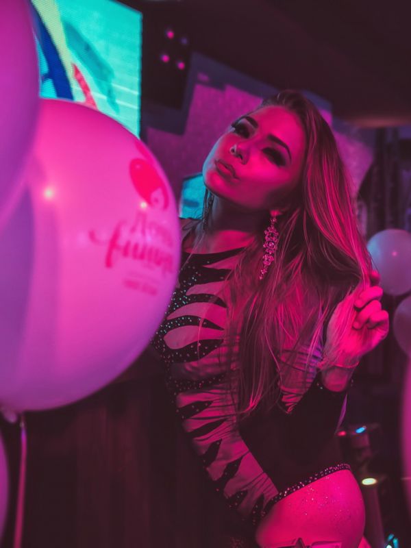 blonde,girl,ass,tits,dance