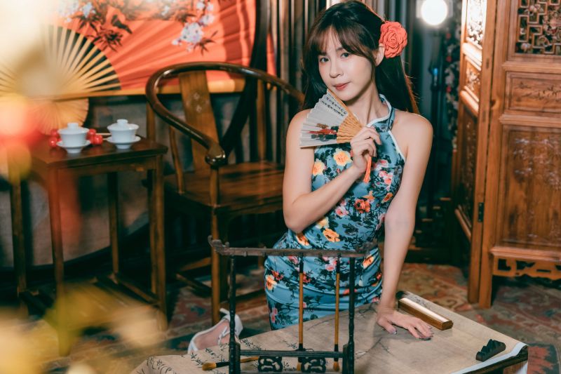 niebieska sukienka,długie włosy,tanghulu,kobieta