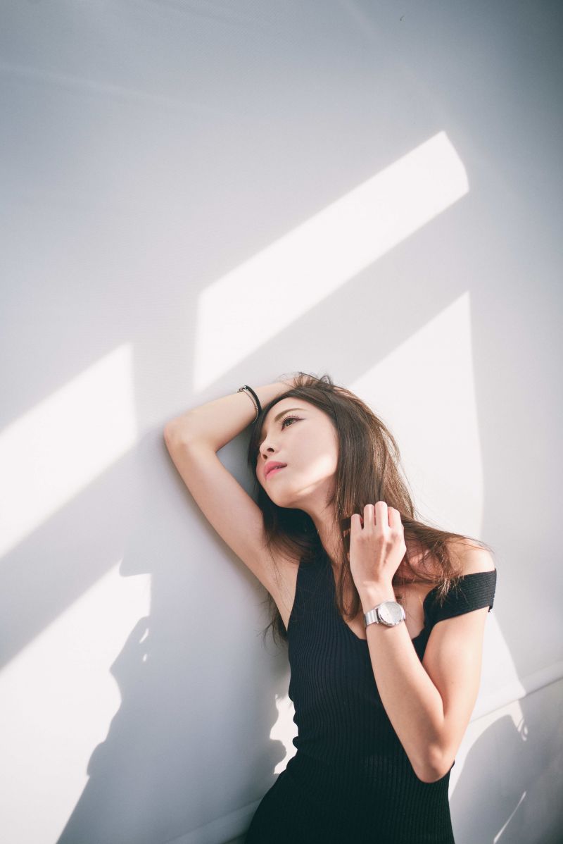 air conditioner, koupelna, postel, zásobník, černé šaty, modré šaty