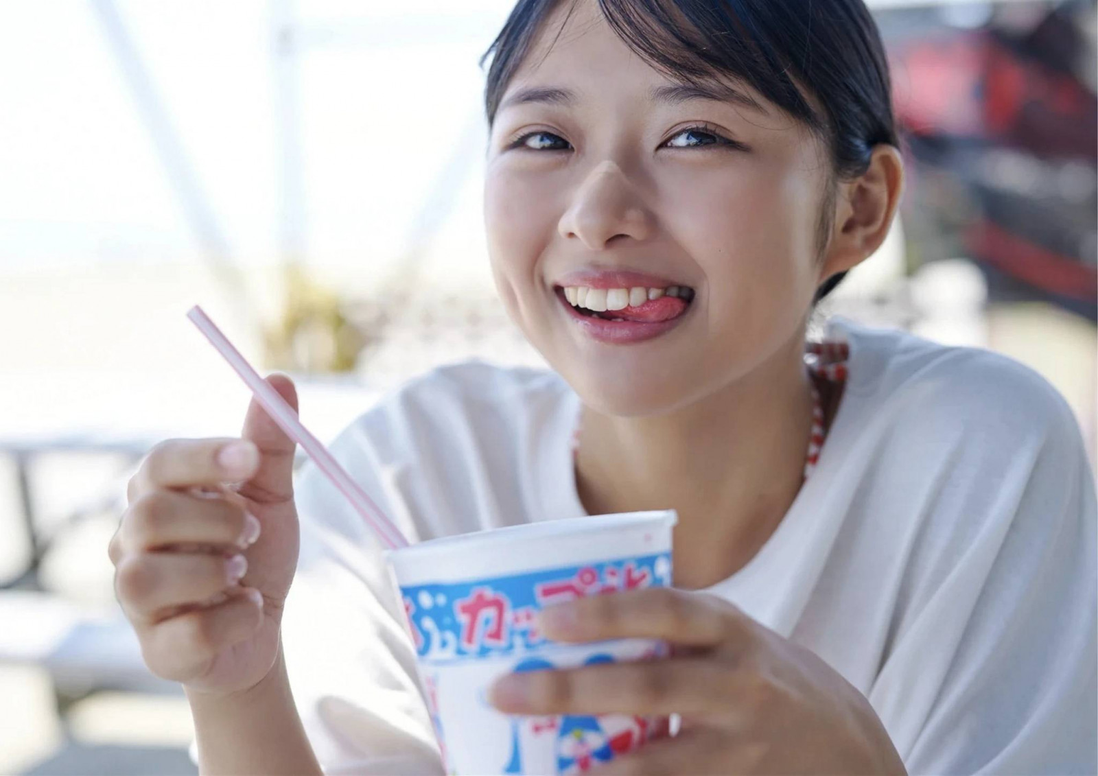 pláž, odvaha, model, venkovní, písek, krátké vlasy, usměj se, striped bikini, slunečnímu záření, deštník, žena