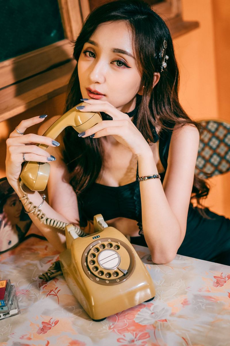 Schwarzes Kleid,Bücherregal,lange Haare,Frau