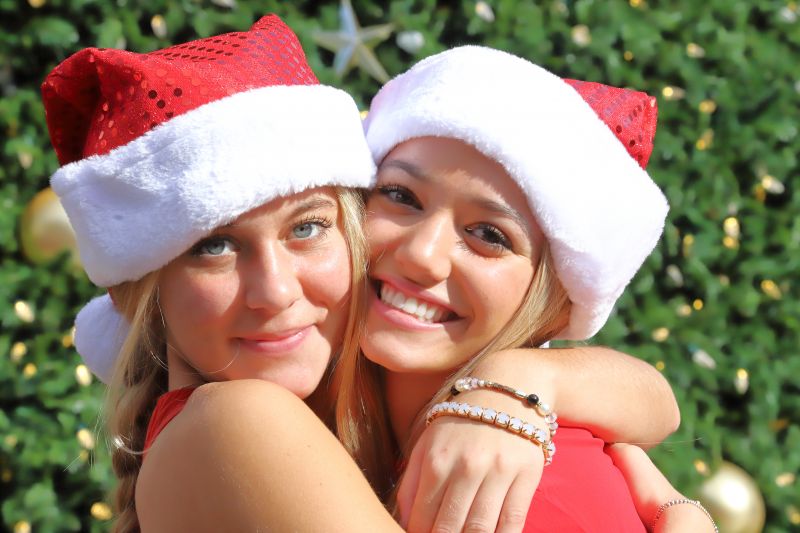 santa klobouky,náramky,bruneta,objímání,venku,usmívající se