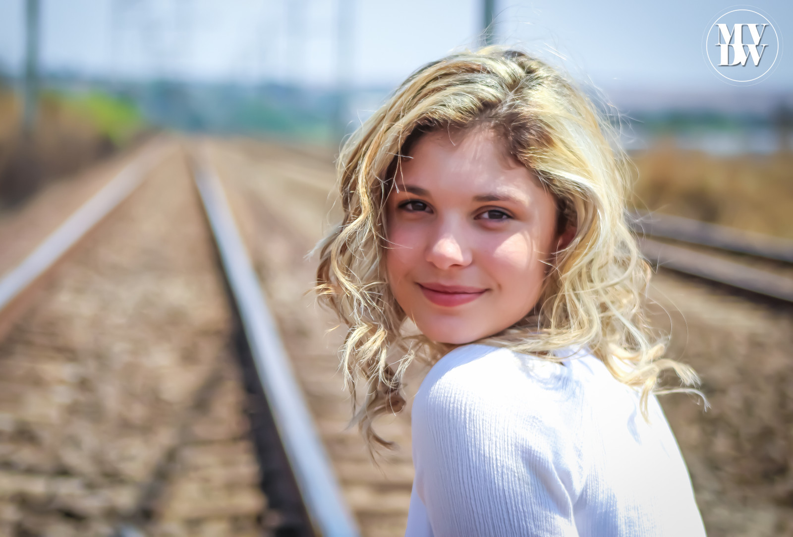 modello, capelli, labbro, Sorriso, giorno, sopracciglio, occhio, People in nature, cielo, ambiente naturale, flash photography, contento, Iris, luce del sole, erba, legna, viaggio, mattina, divertimento, capelli lunghi, famiglia di erba, street fashion, capelli castani, blu elettrico, surfer hair, paesaggio, strada, tempo libero, seduta, fotografia di ritratto, ritratto, maglietta, prateria, ridere, vacanza, servizio fotografico, bambino, bambino modello