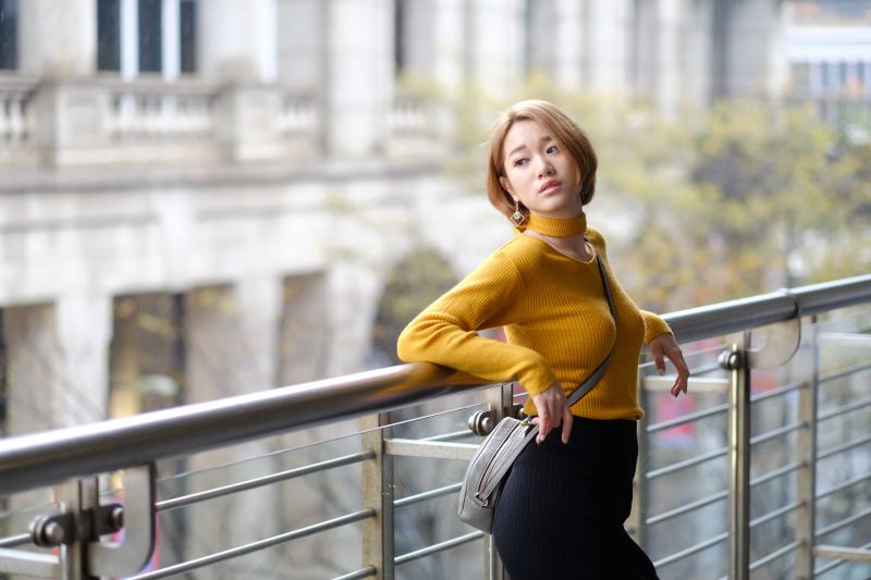 obojek,makeup,shoulder bag,žena,yellow sweater