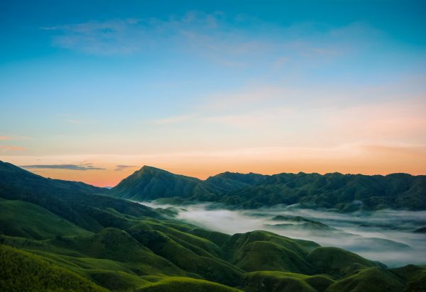 sky,cloud,atmosphere,water resources,mountain,natural