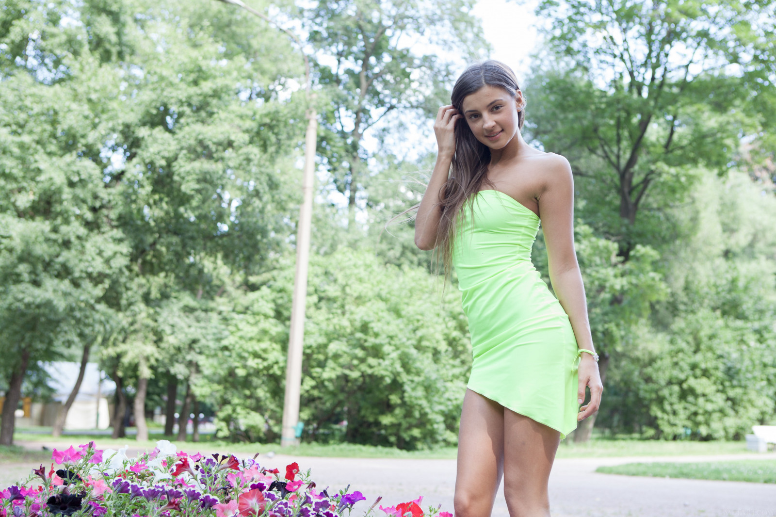 halenka, gauč, roztomilý, den, dveře, šaty, elegantní, oko, tvář, móda, prst, květ, zábava, dívka, nádherný, vlasy, noha, model, pusa, náhrdelník, polštář, dosti, zářivý, kůže, sukně, usměj se, letní, Slunný, stěna, žena, dřevo