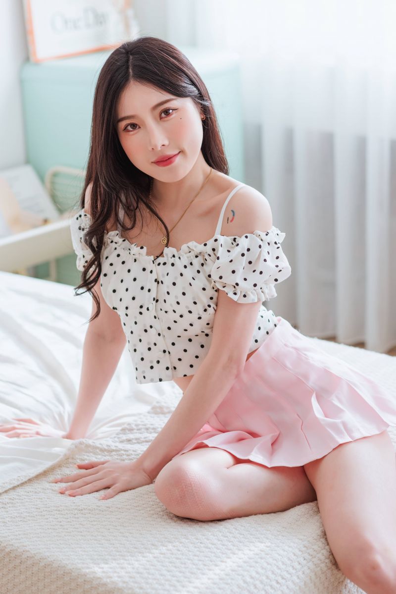 quarto,luz natural,pink skirt,sitting on bed,urso Teddy,mulher