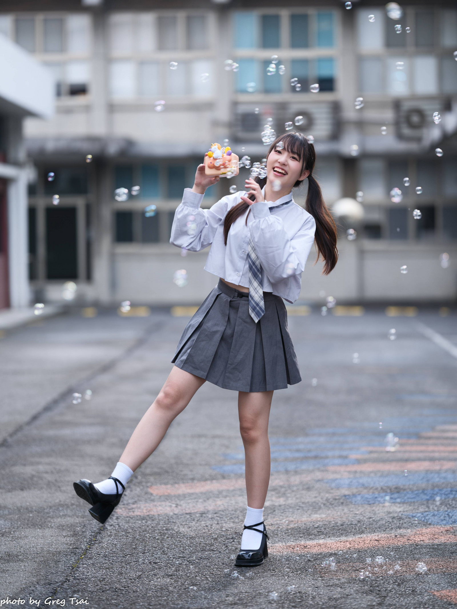 uvnitř, dlouhé vlasy, stůl, okno, žena