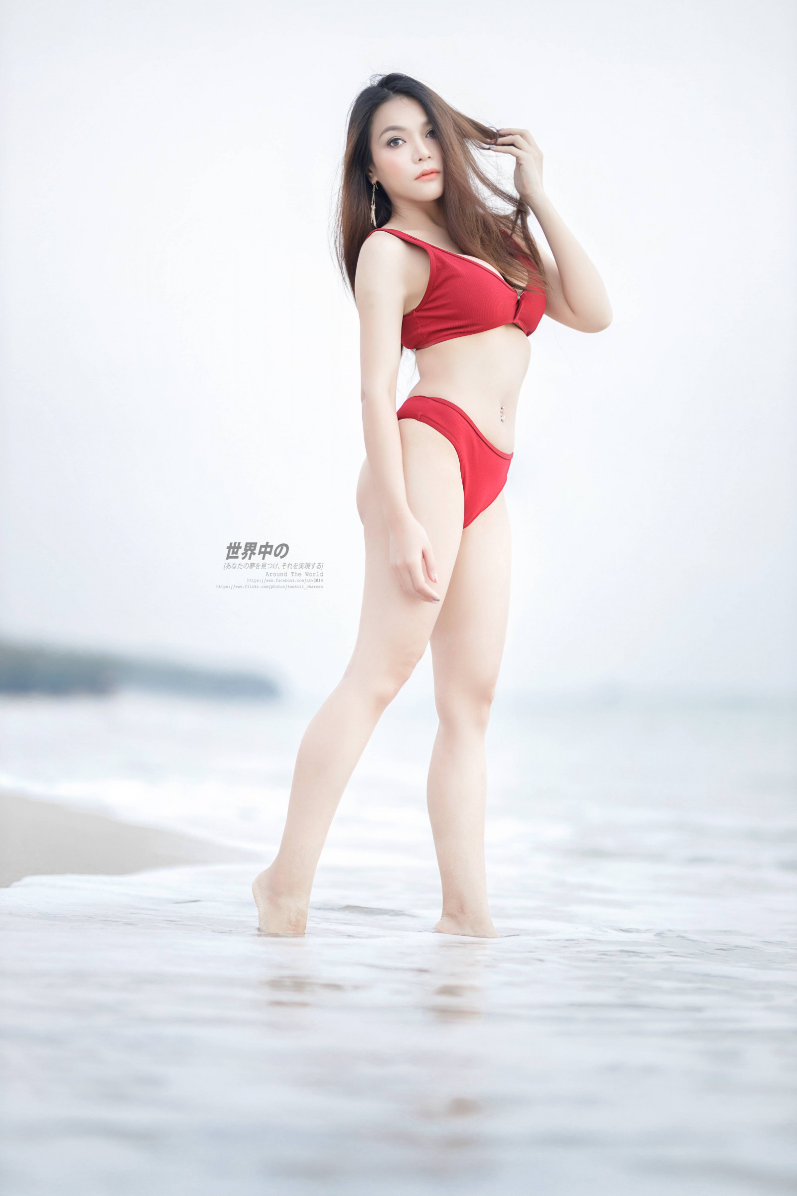 asijský, pláž, dramatický, kovový, jeden kus, Červené, sedící, západ slunce, plavky, stříkající vodě, žena