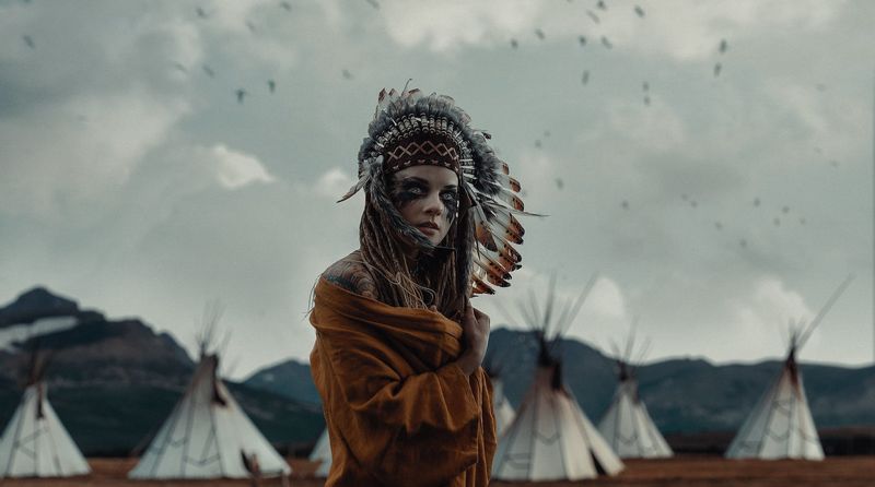 black sweater,Blå kjole,båd,bro,brown coat,lejrbål