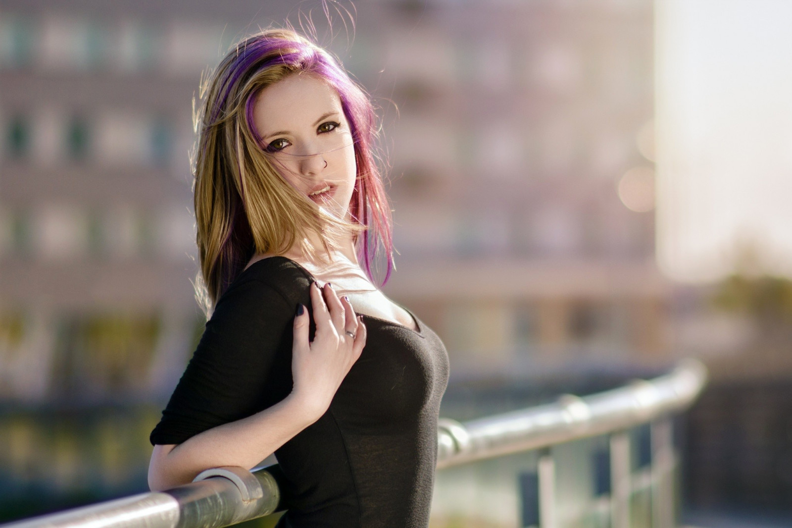 ženy, dáma, model, Osoba, fotografování, tapeta na zeď, ret, paže, flash photography, rukáv, People in nature, street fashion, šťastný, usměj se, pás, stehno, dlouhé vlasy, krása, tričko, tráva, dolní končetina, koleno, blond, hnědé vlasy, módní design, sedící, volný čas, modelka, brýlí, město, panelový dům, zábava, portrétní fotografie, rekreace, portrét, sportovní oblečení, focení, břicho