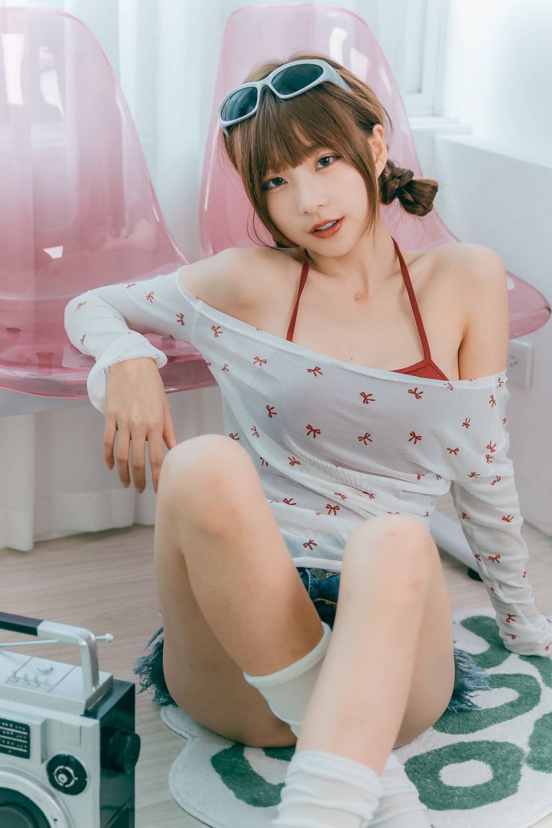 wewnątrz,długie włosy,stół,okno,kobieta