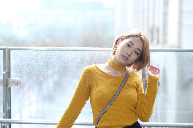 obojek,makeup,shoulder bag,žena,yellow sweater