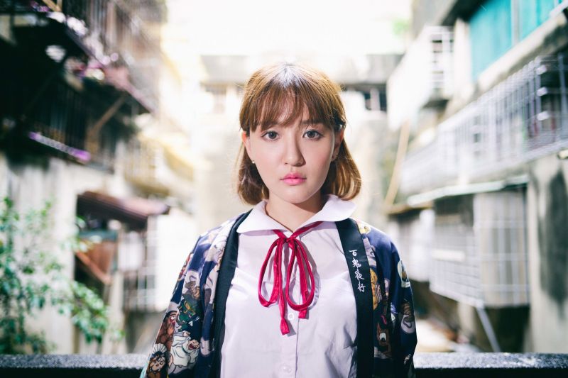 air conditioner, koupelna, postel, zásobník, černé šaty, modré šaty