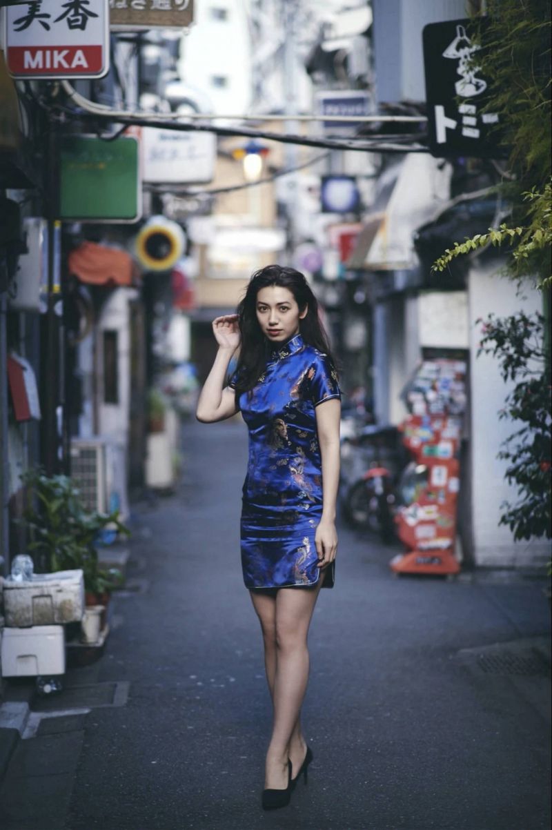 niebieska sukienka,kobieta