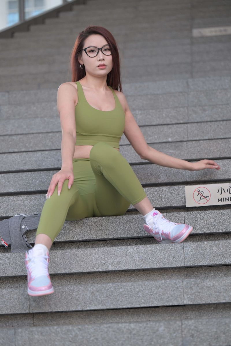 asijský,rozostřeného pozadí,rukama v bok,při pohledu na fotoaparát,venkovní,zrzavé vlasy