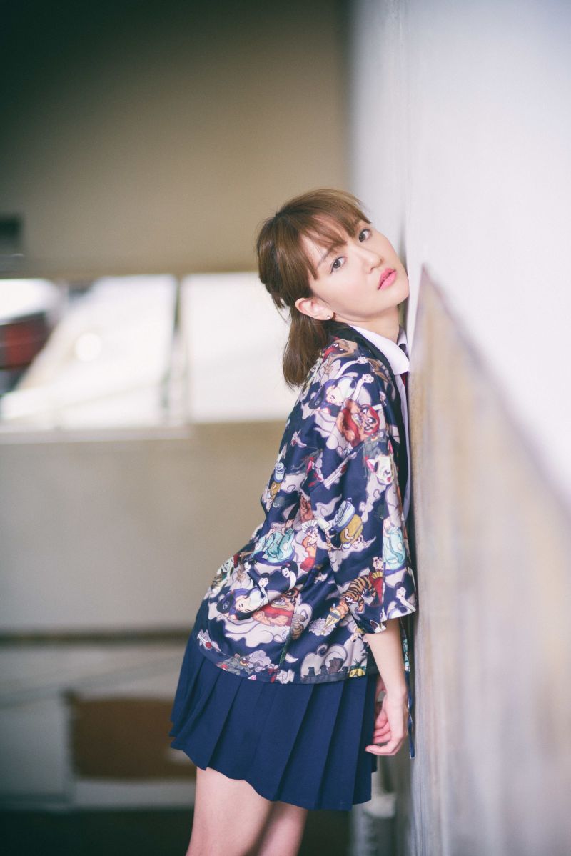 air conditioner, koupelna, postel, zásobník, černé šaty, modré šaty