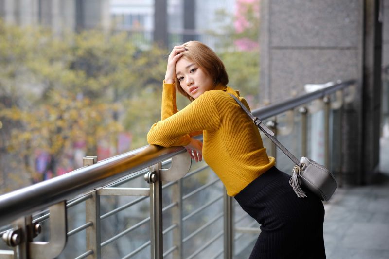obojek,makeup,shoulder bag,žena,yellow sweater