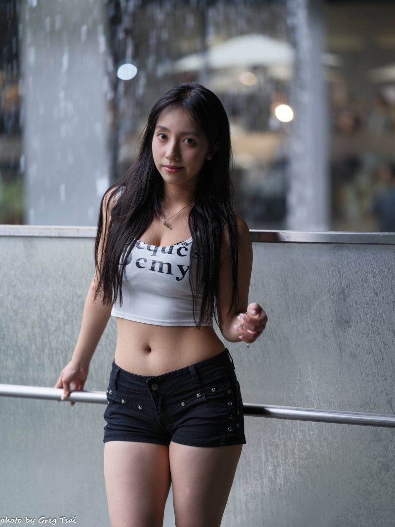 black shorts,high socks,長い髪,スニーカー,女性