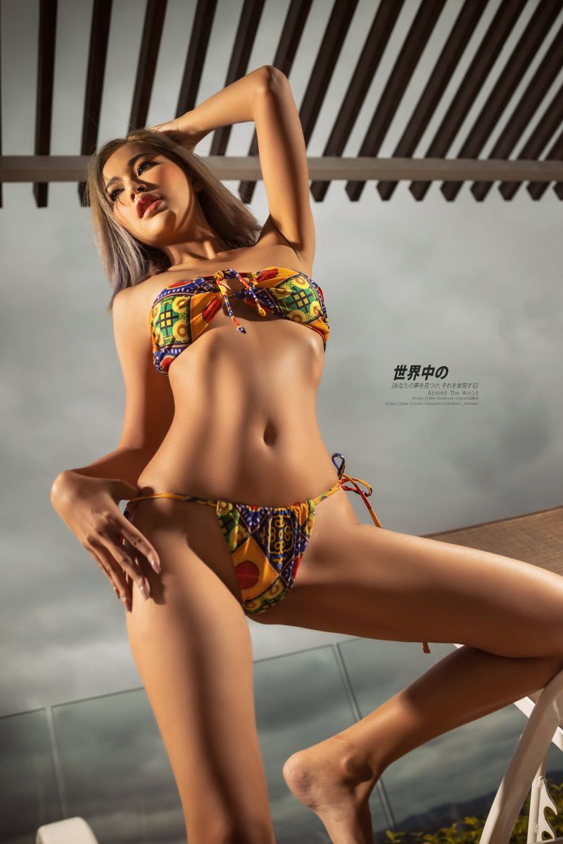 paže nahoru,asijský,bikiny,zavřenýma očima,ženský,šedé vlasy