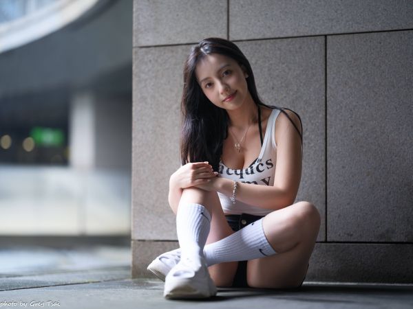 black shorts,high socks,pitkät hiukset,lenkkarit,nainen