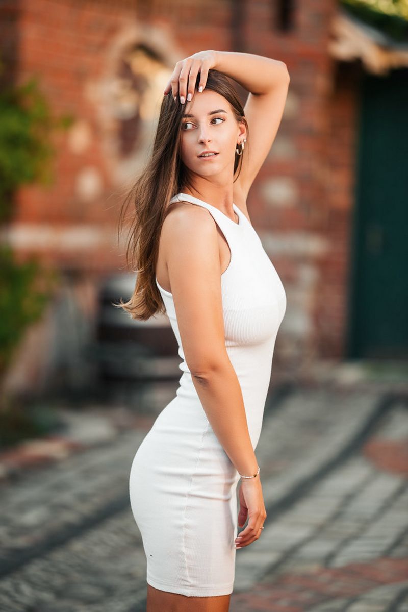 rukama v bok,rostliny,bez rukávů,usmívající se,tight dress,stromy