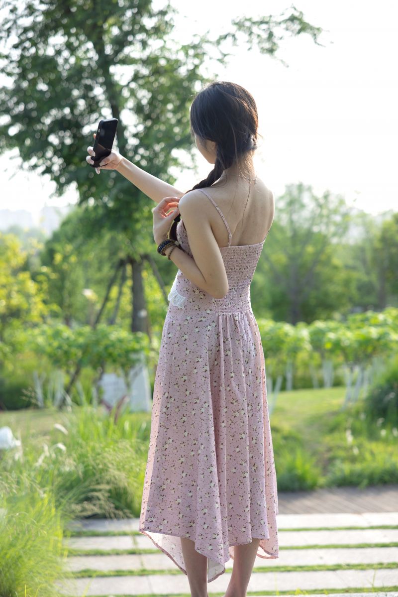 asiatisch,Rückansicht,flechten,Tageslicht,Rasen,lange Haare