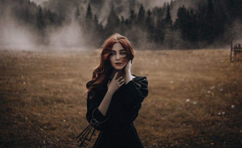 black sweater,modré šaty,loď,most,brown coat,táborák