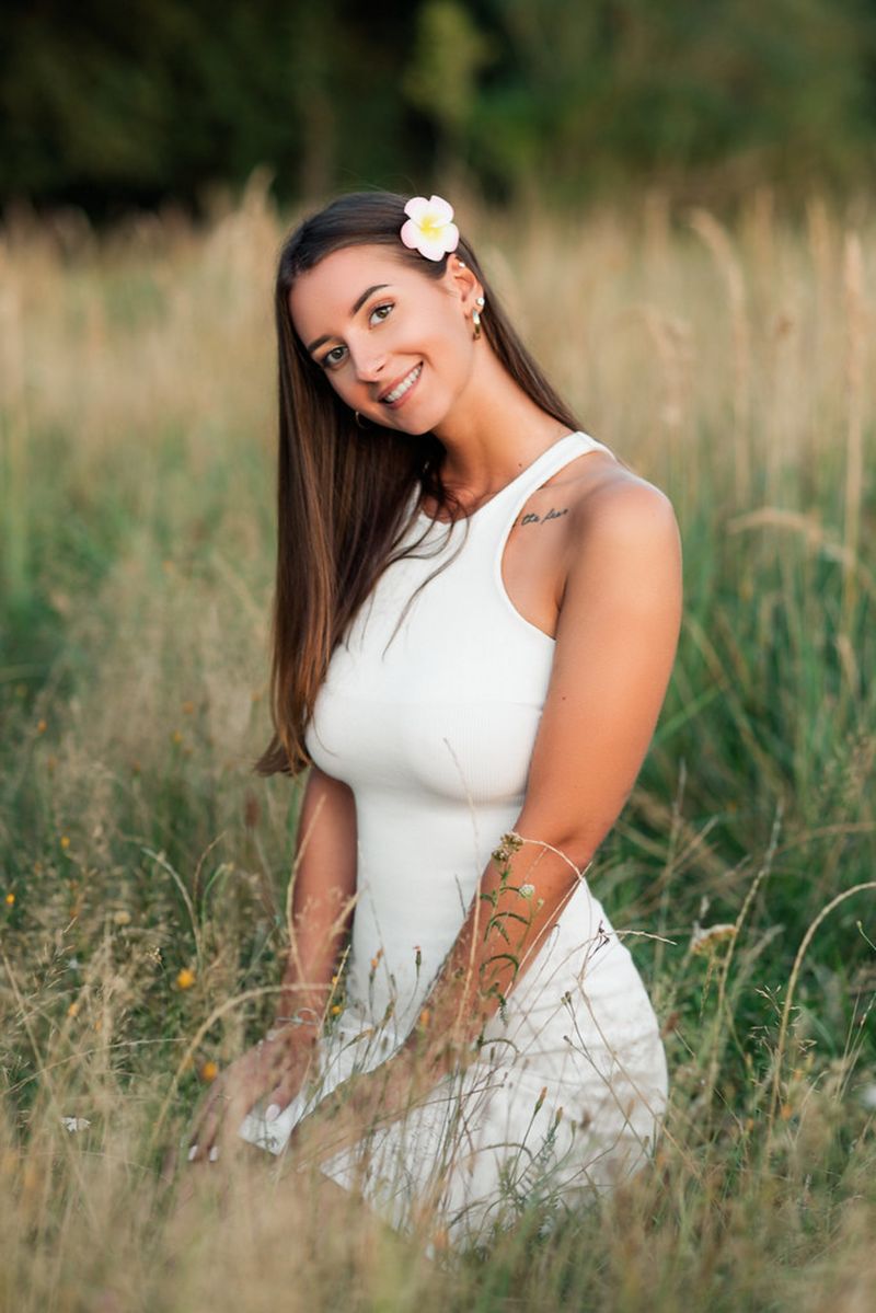 rukama v bok,rostliny,bez rukávů,usmívající se,tight dress,stromy