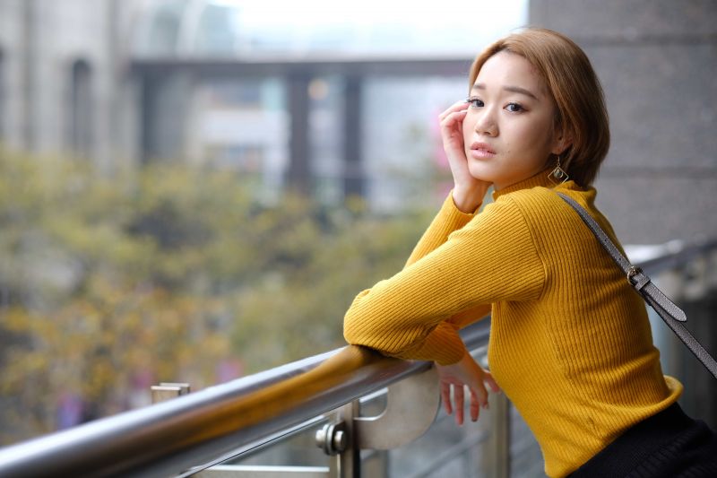 obojek,makeup,shoulder bag,žena,yellow sweater