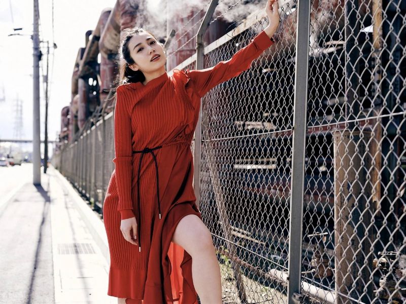 piros ruha,árkádsor,dramatic lighting,divat,magassarkú,elmosódás