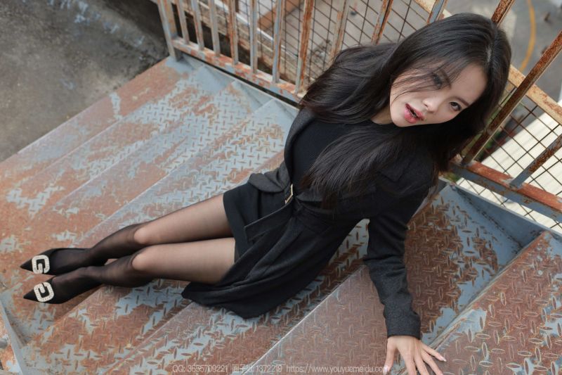 boty,svetr,záclony,sedící,gauč,žena