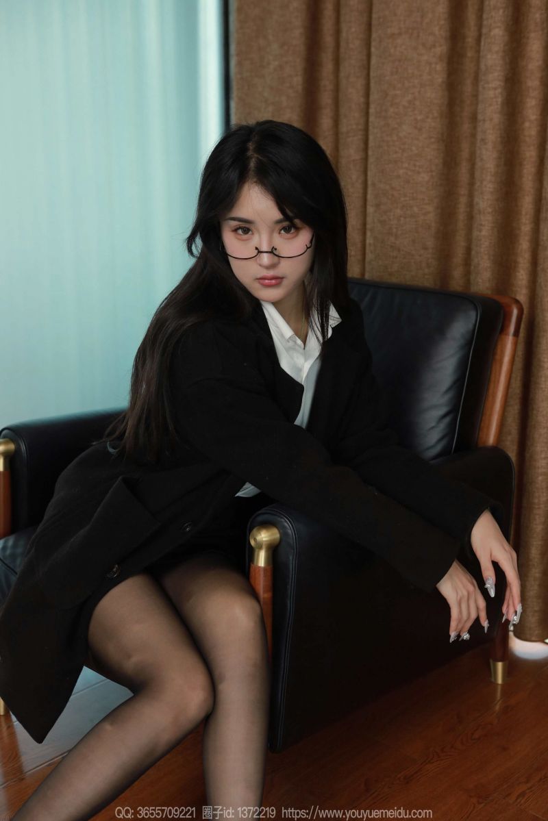 budova, kabát, plot, brýle, vysoké podpatky, LEATHER SKIRT