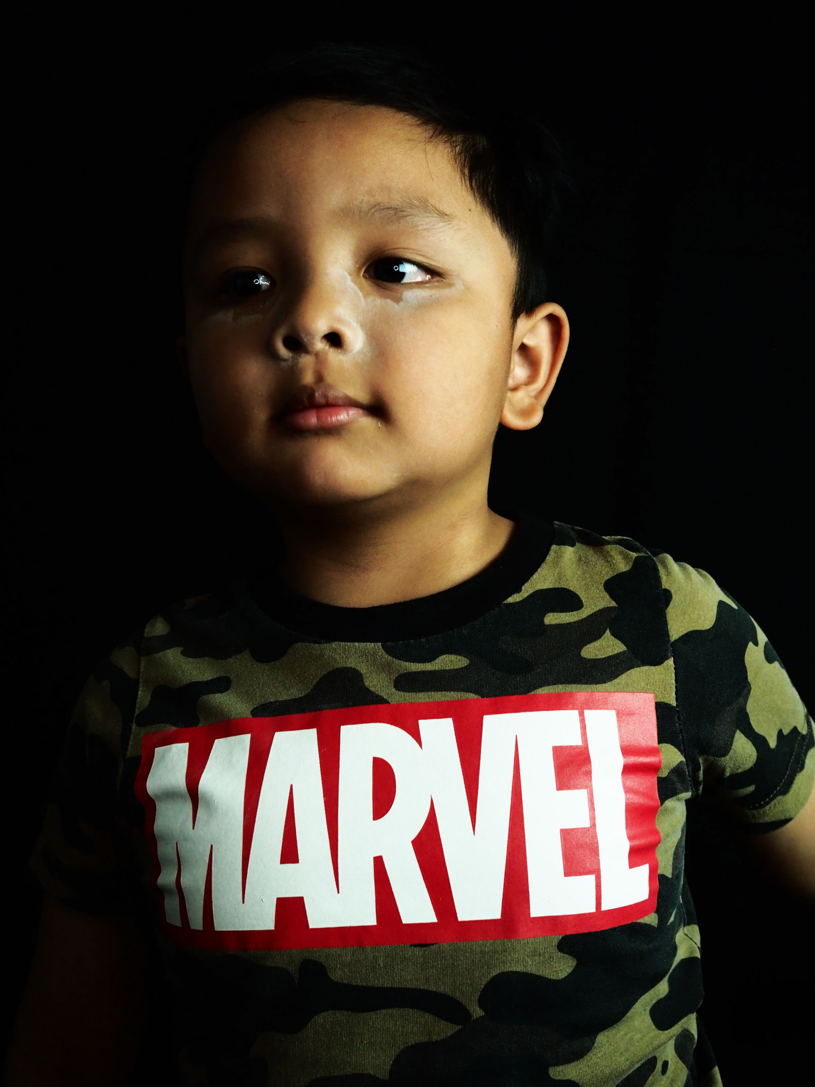 1304, čelo, tvář, brada, krk, flash photography, čelist, rukáv, gesto, tričko, chladný, šťastný, batole, tma, No expression, Active shirt, font, karmín, zábava, horní, portrétní fotografie, vojenská kamufláž, maso, noc, portrét, dítě, dítě modelu