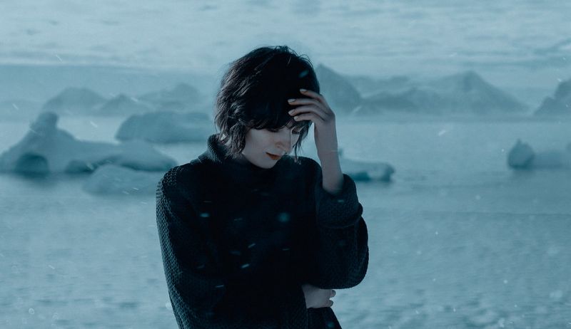 black sweater,Blå kjole,båd,bro,brown coat,lejrbål