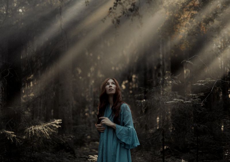 black sweater, modré šaty, loď, most, brown coat, táborák