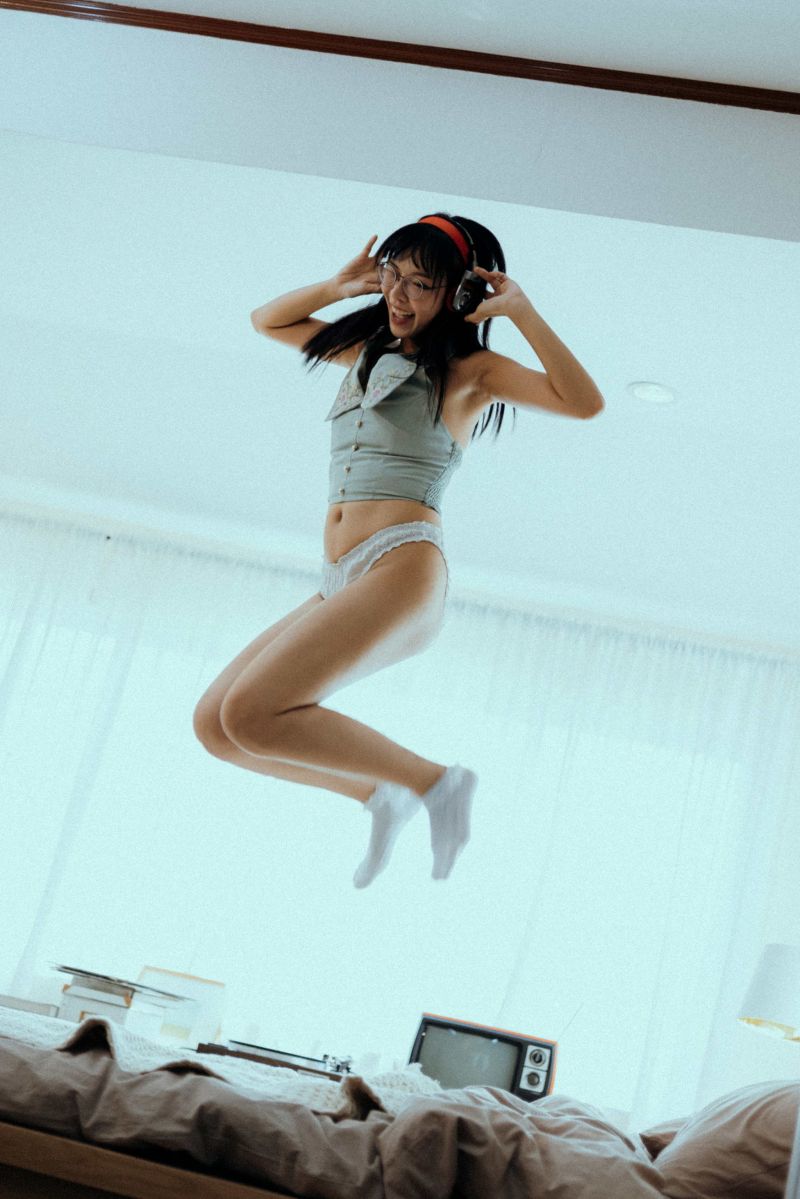 postel,brýle,sluchátka,televize,žena