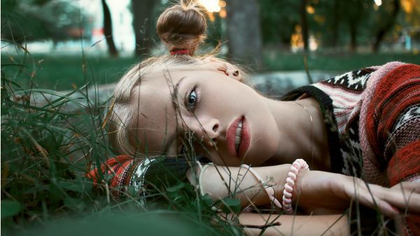 lies,woman,grass,portrait