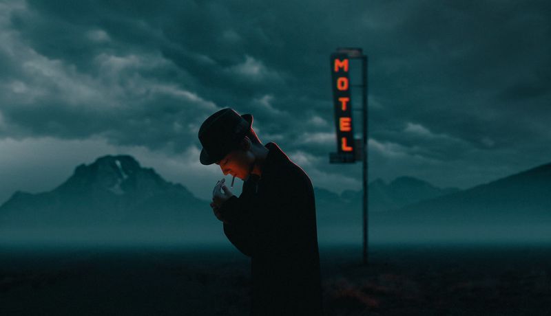 black sweater,Blå kjole,båd,bro,brown coat,lejrbål