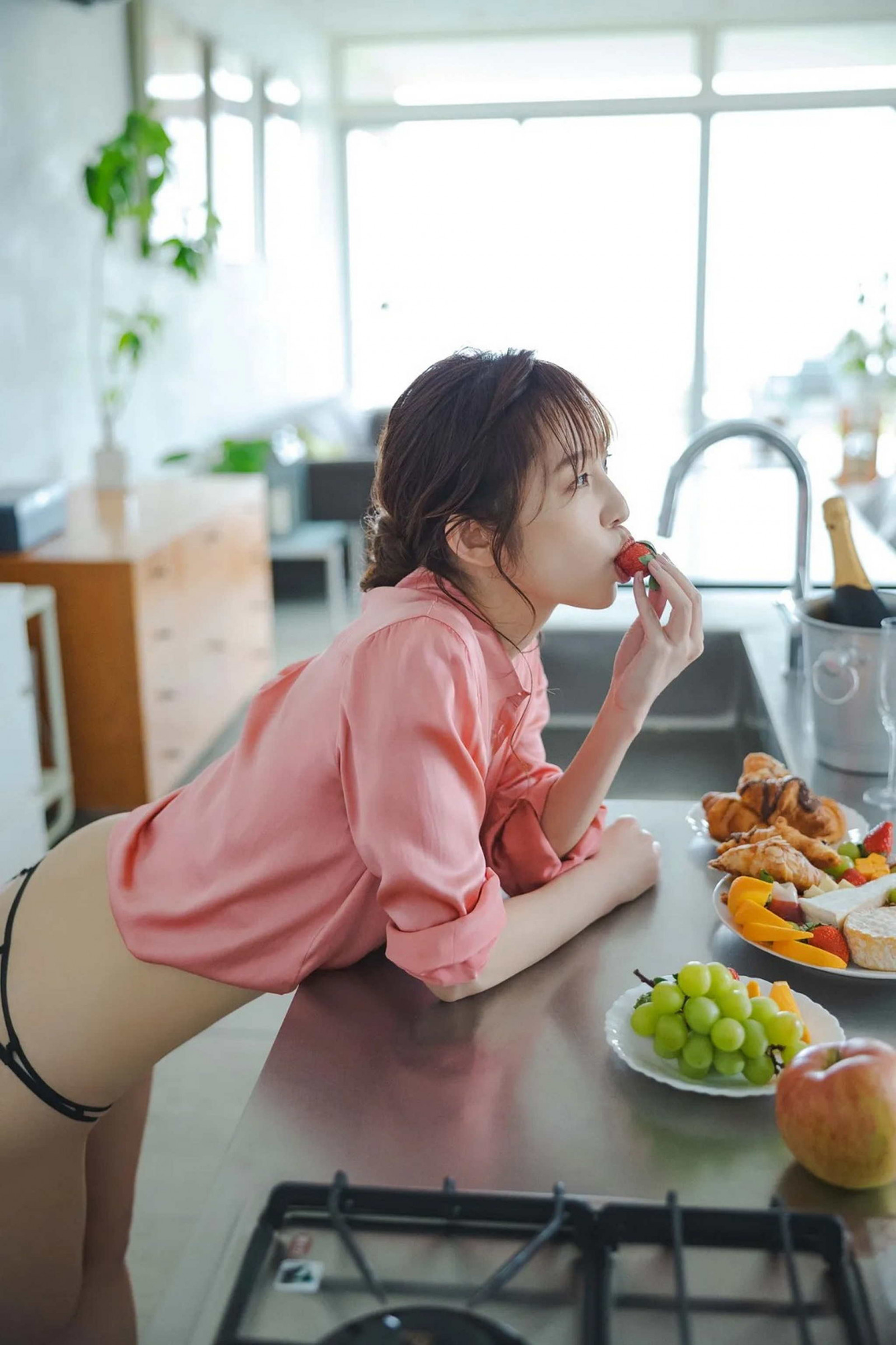 jablka, asijský, černé kalhotky, snídaně, šampaňské, croissanty, ovoce, hrozny, životní styl, spodní prádlo, open shirt, růžové tričko, usmívající se, Tied Hair, skleničky na víno, žena