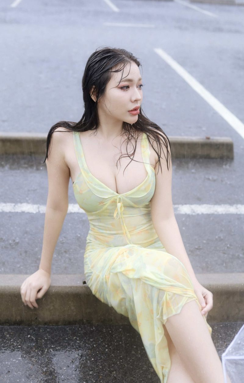 yellow dress,parkoviště,déšť,žena